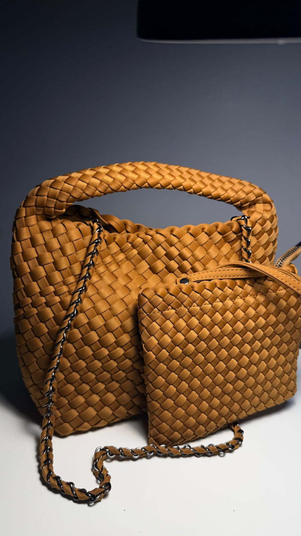 Sac tressé camel avec pochette asssortie - Élégance intemporelle