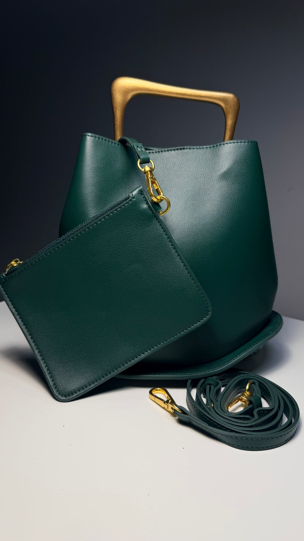 Sac seau en Cuir vert - Anse rigide dorée