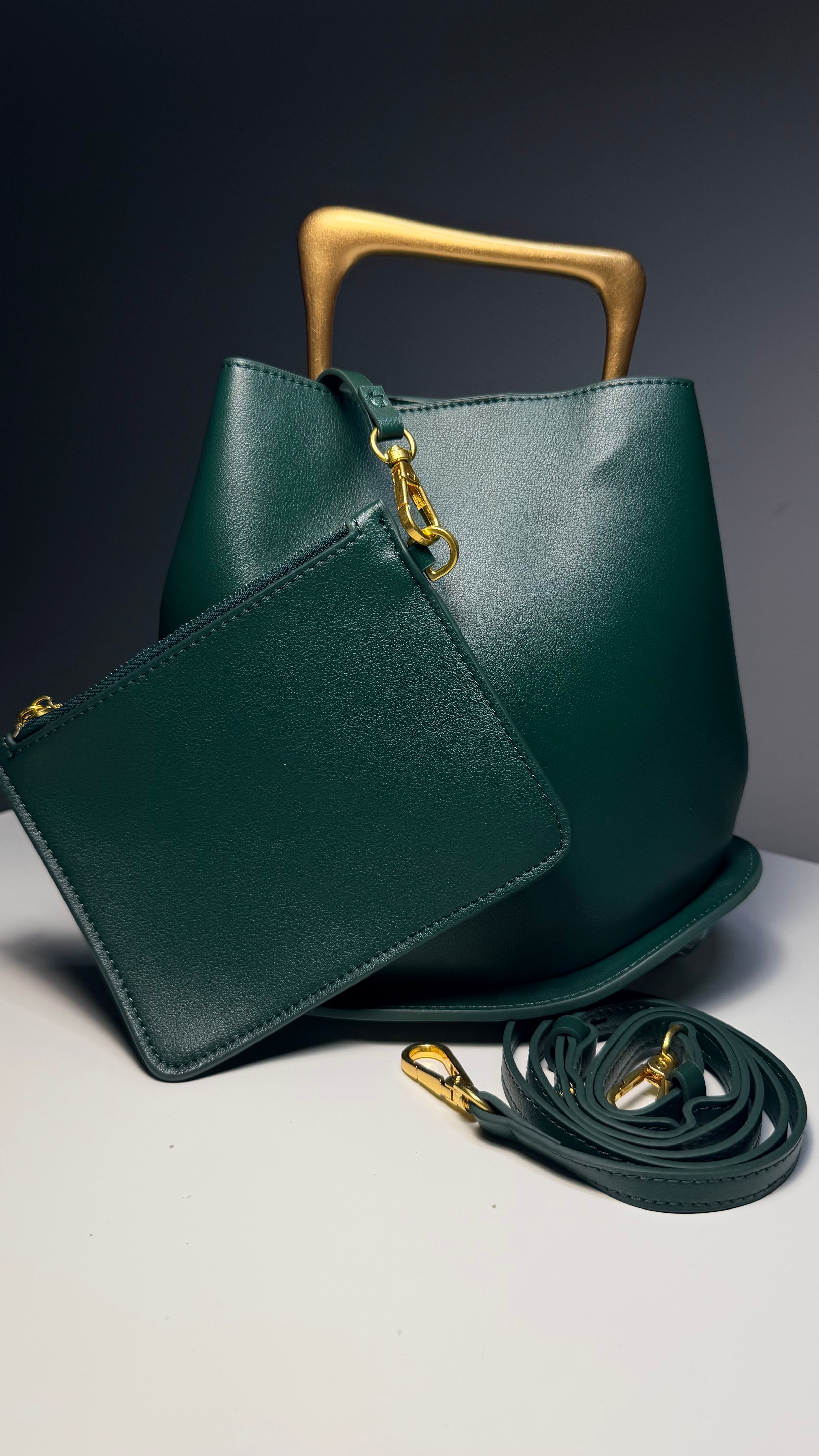 Sac seau en Cuir vert - Anse rigide dorée