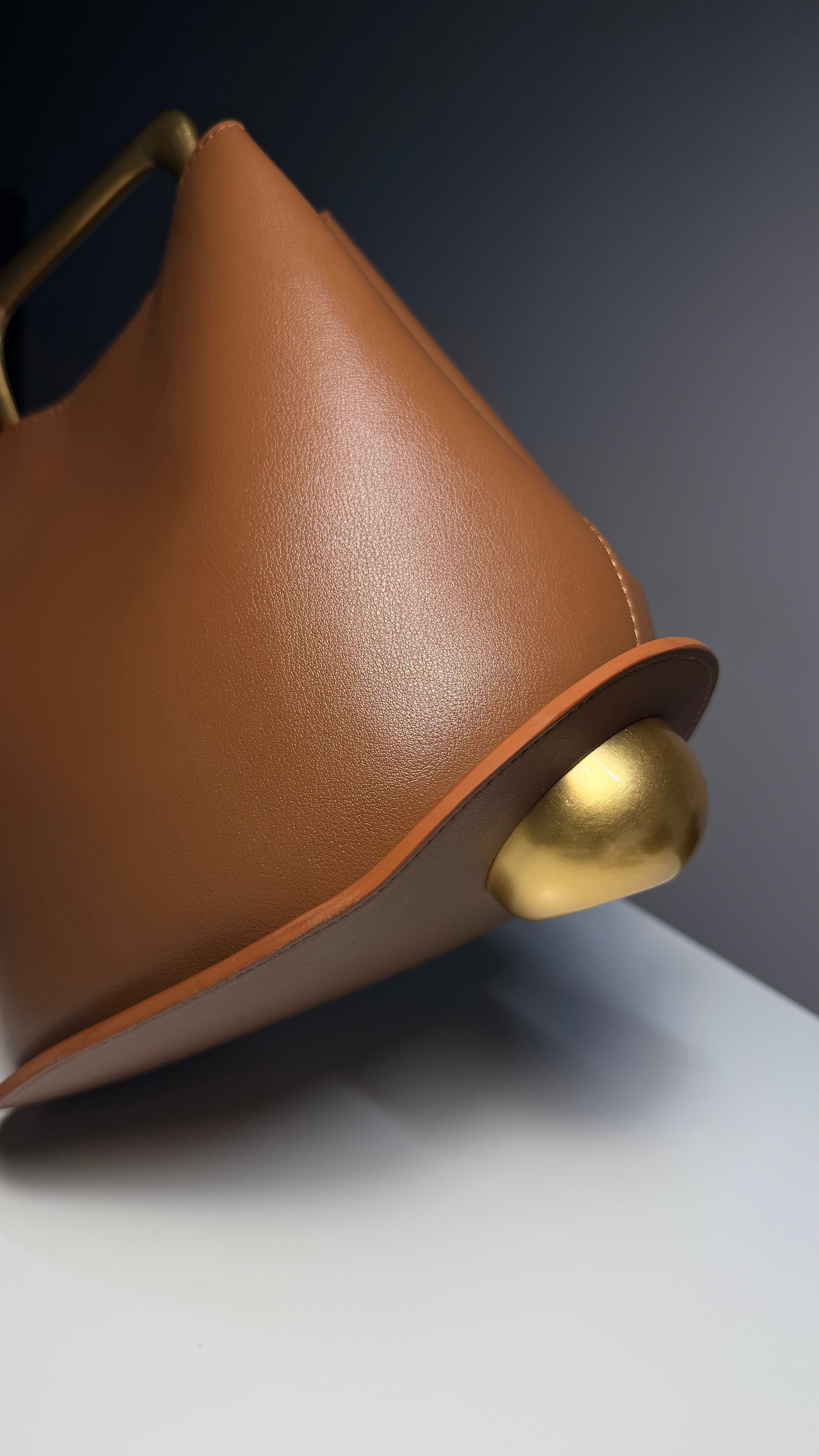 Sac seau en Cuir camel – Anse rigide dorée