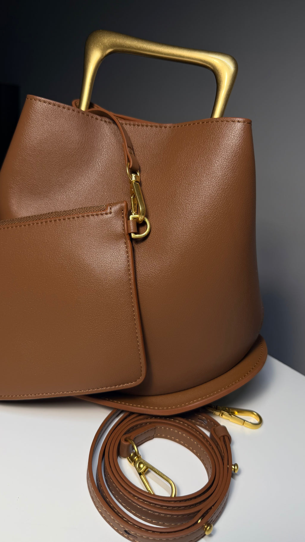 Sac seau en Cuir camel – Anse rigide dorée