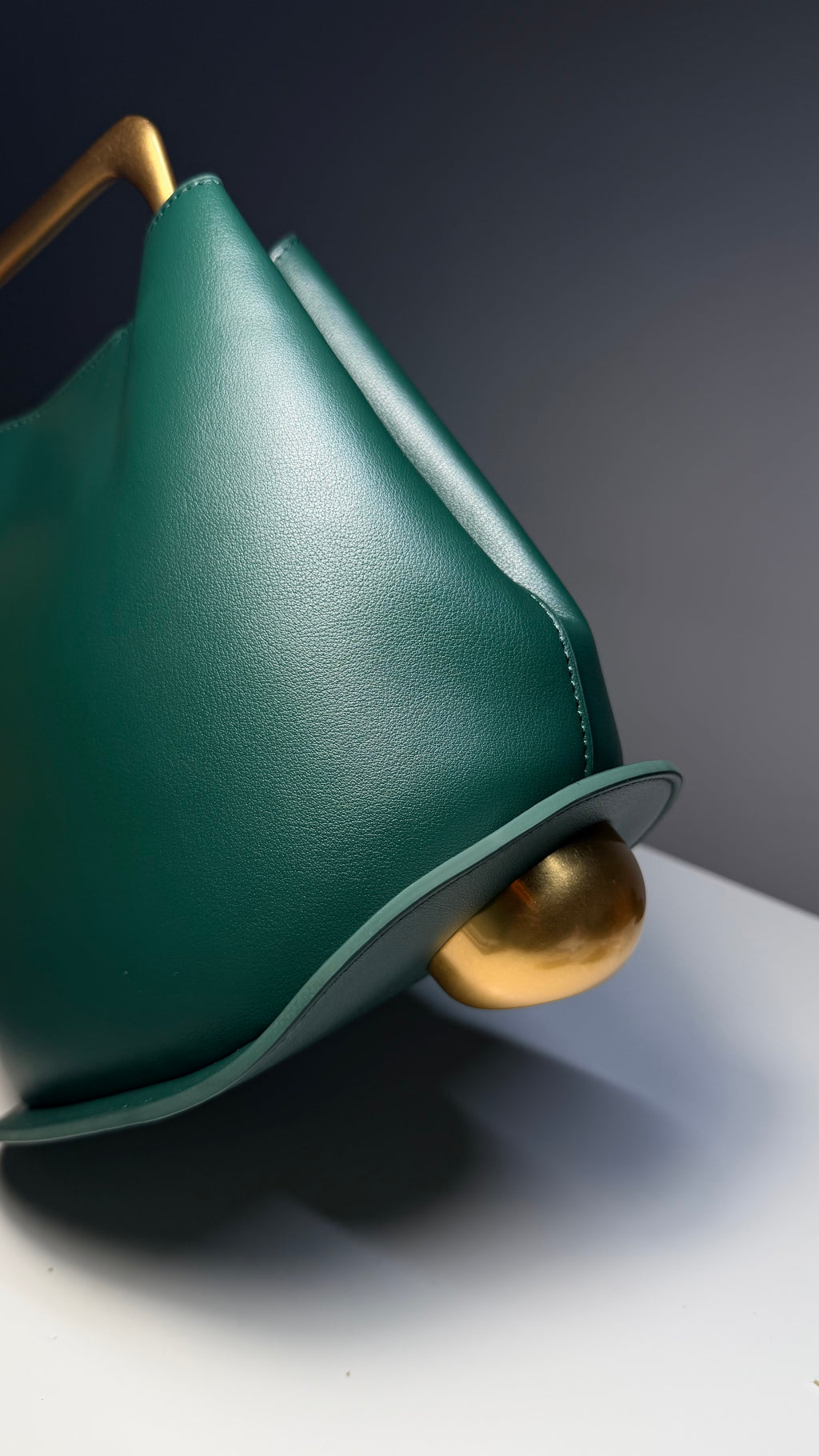 Sac seau en Cuir vert - Anse rigide dorée