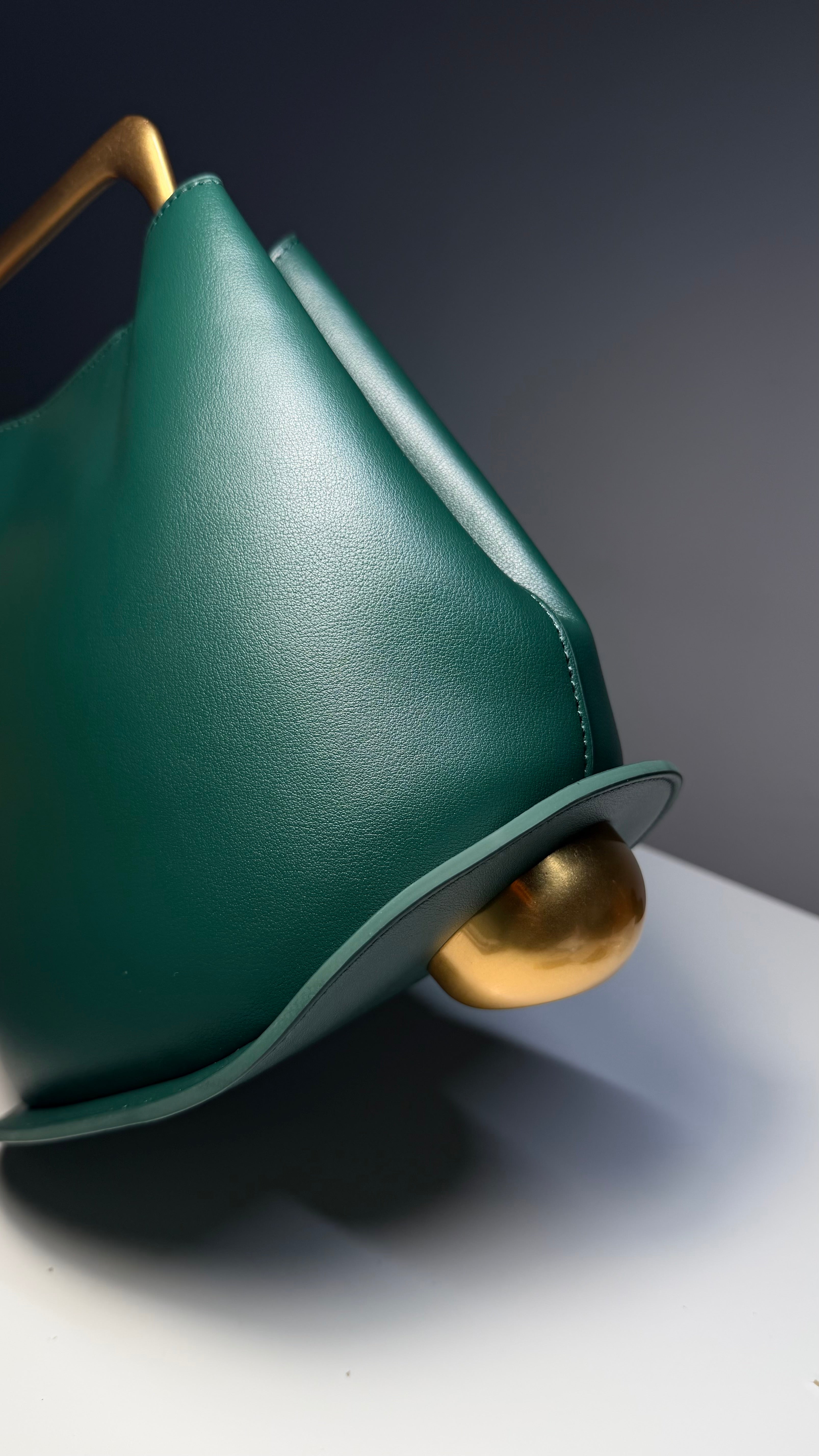 Sac seau en Cuir vert - Anse rigide dorée