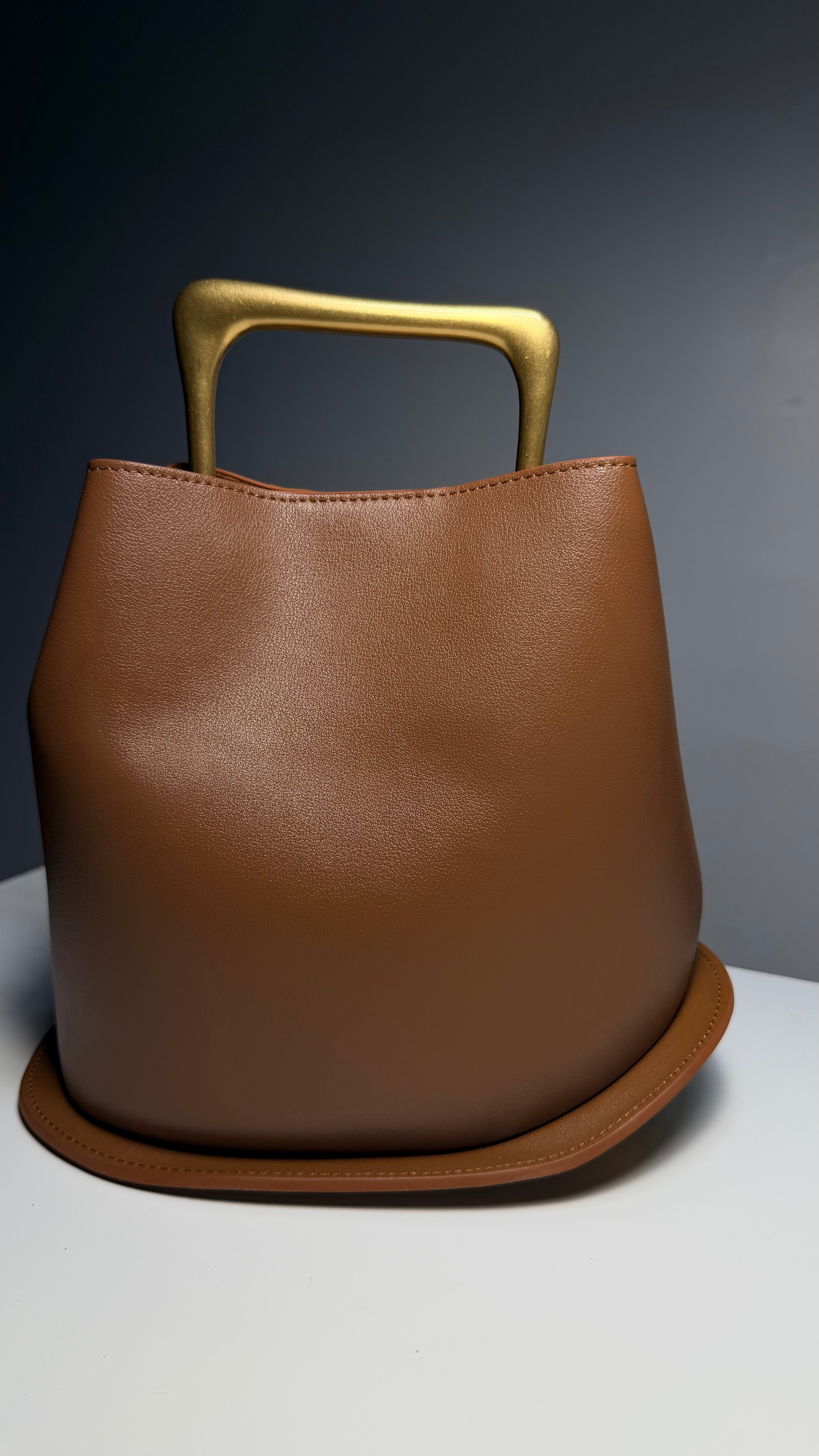 Sac seau en Cuir camel – Anse rigide dorée