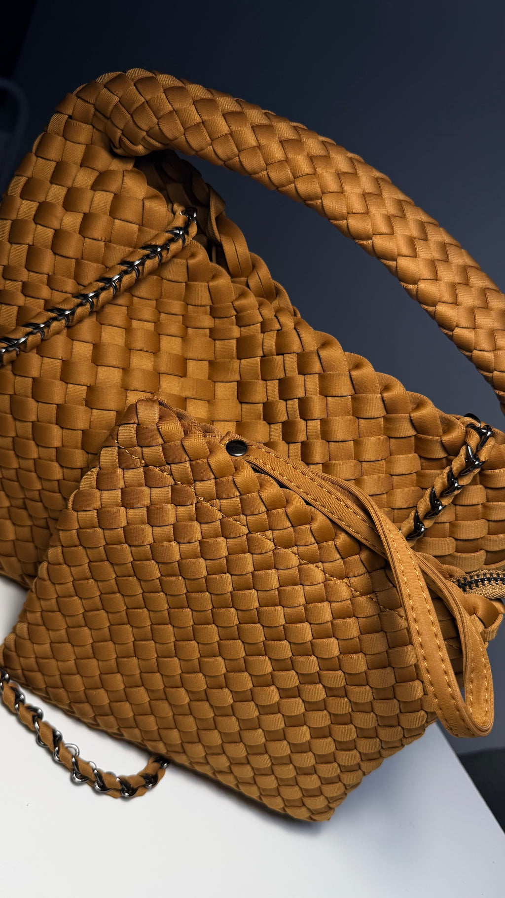 Sac tressé camel avec pochette asssortie - Élégance intemporelle