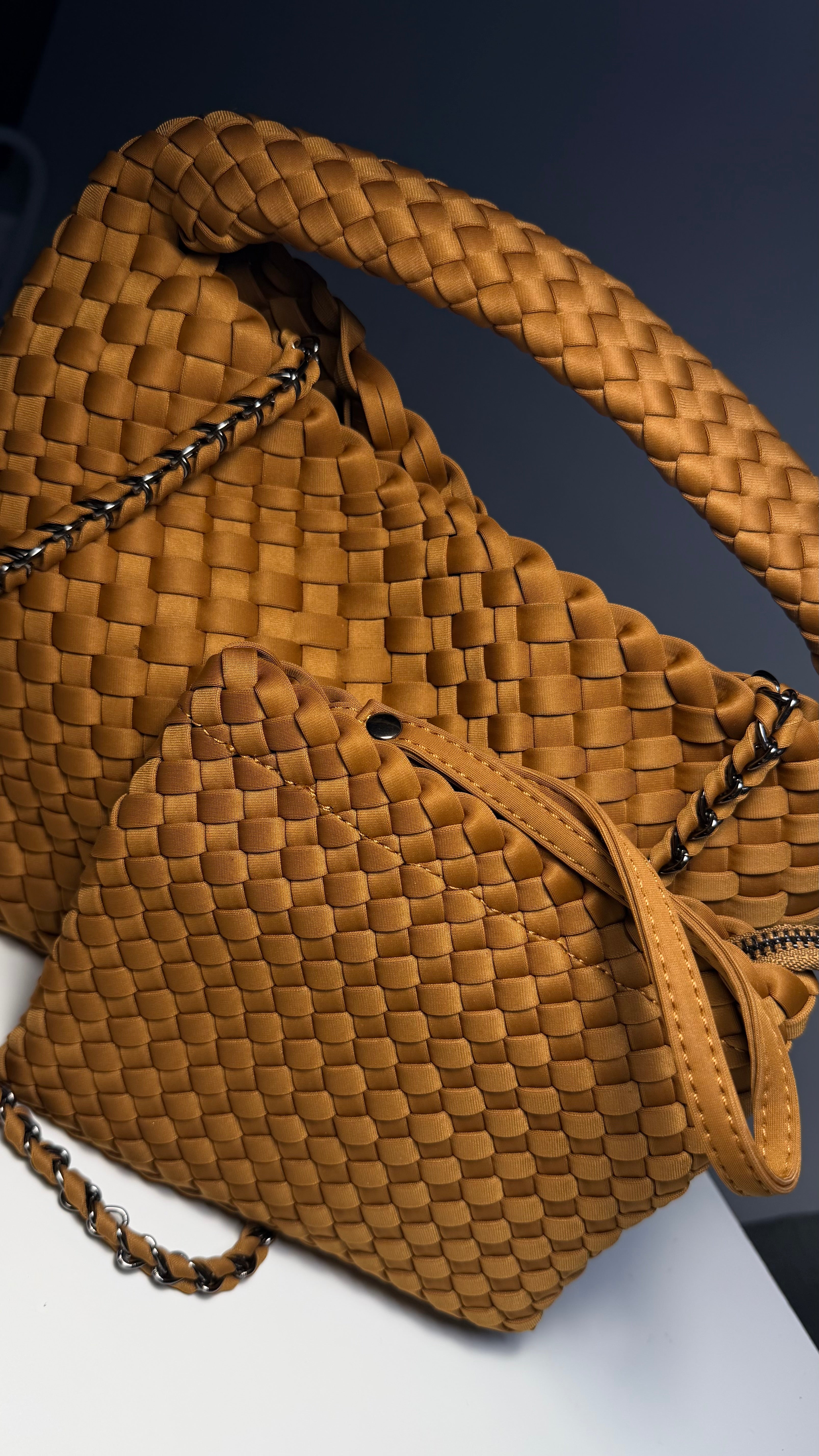 Sac tressé camel avec pochette asssortie - Élégance intemporelle