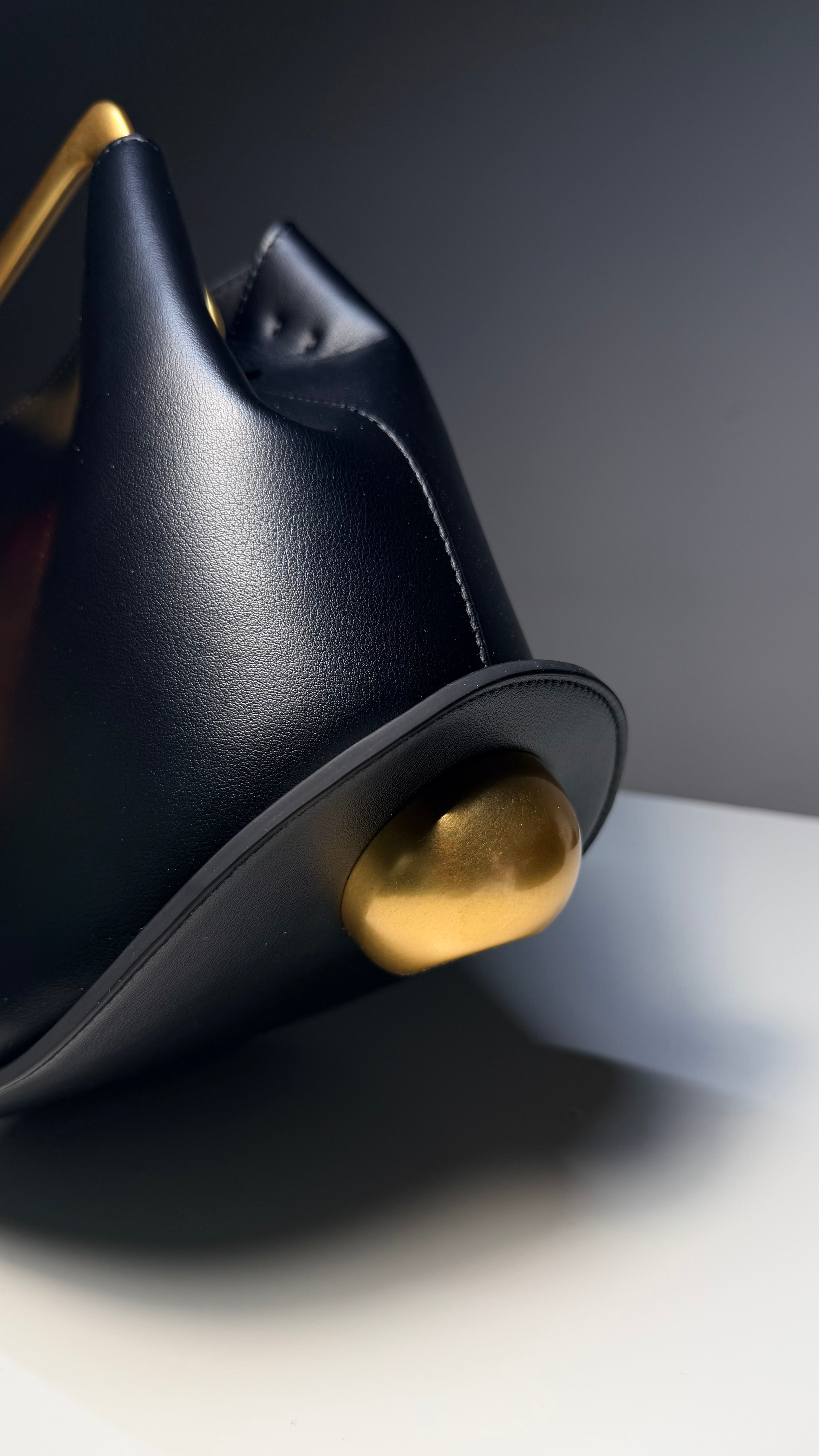 Sac seau en Cuir – Anse rigide dorée