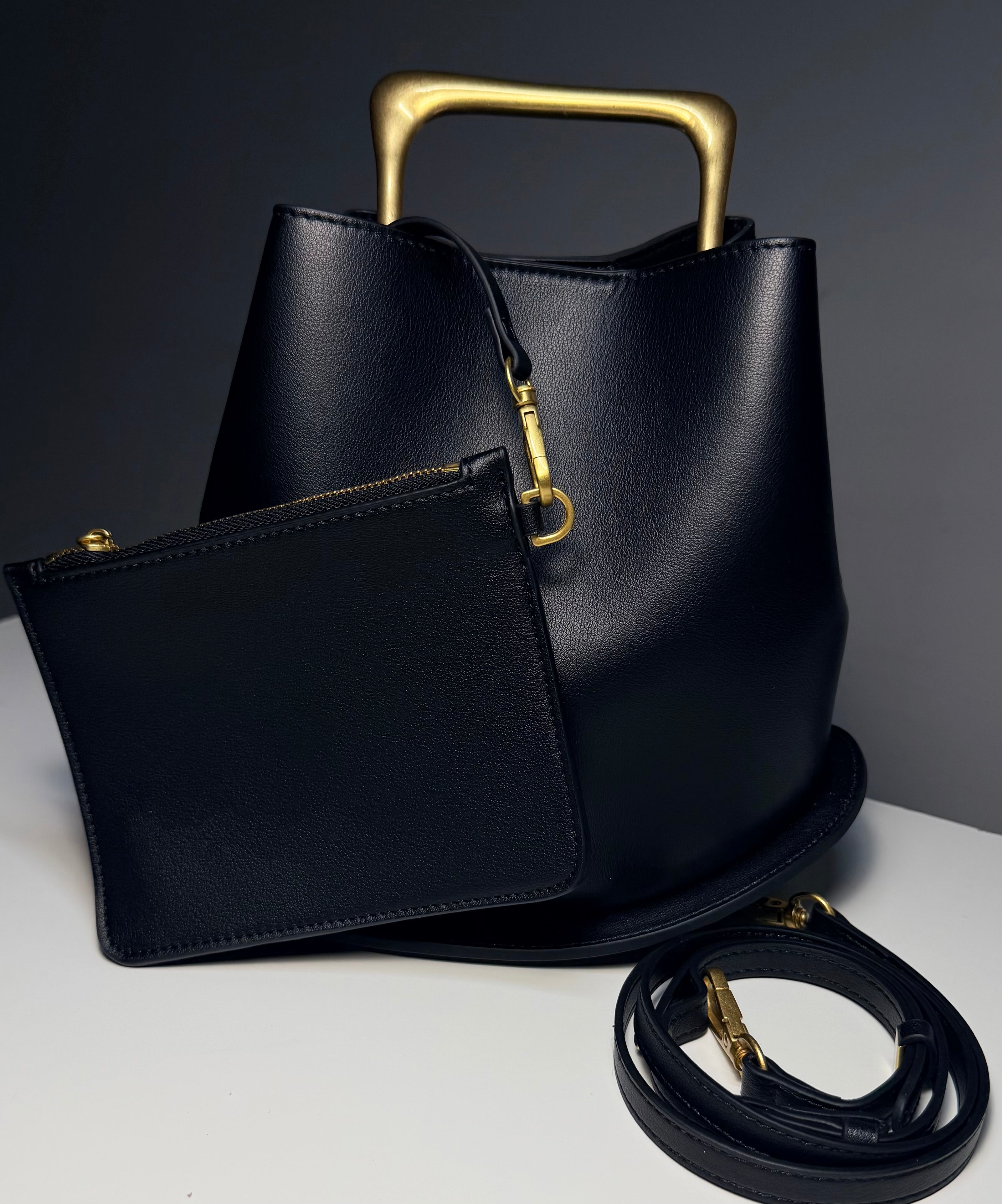 Sac seau en Cuir – Anse rigide dorée