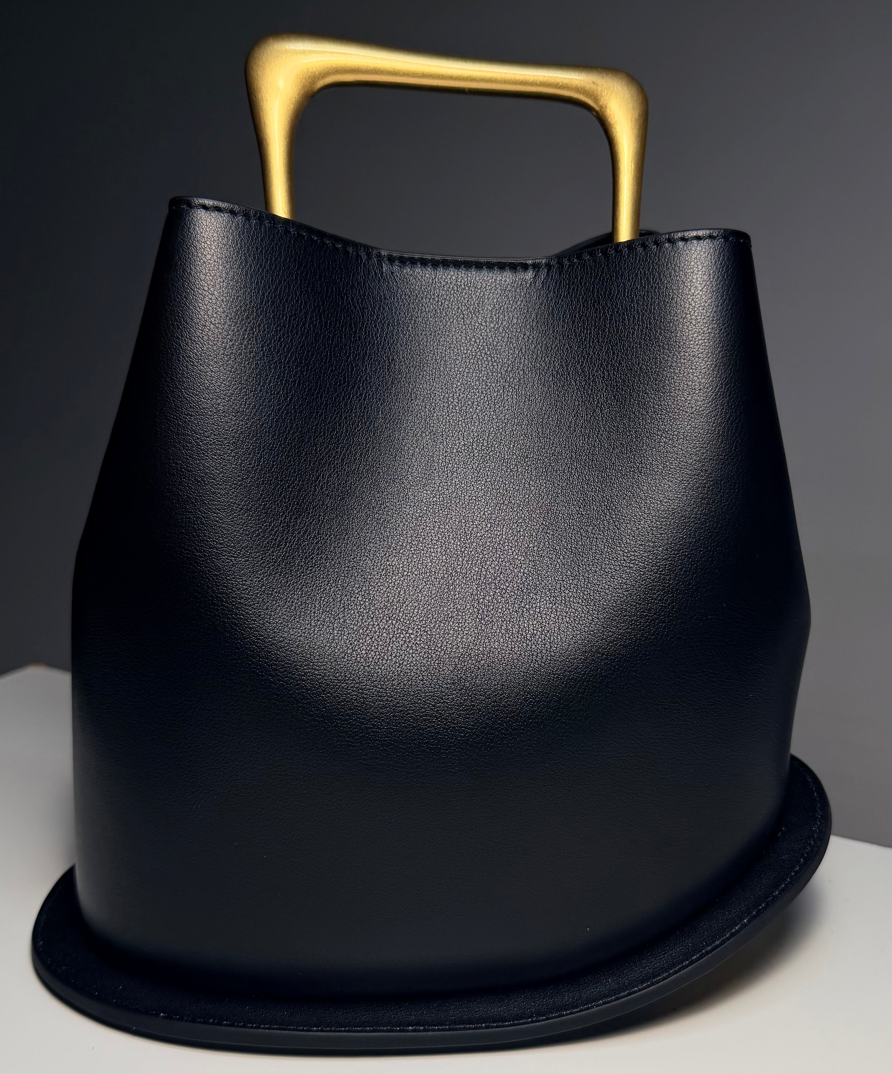 Sac seau en Cuir – Anse rigide dorée