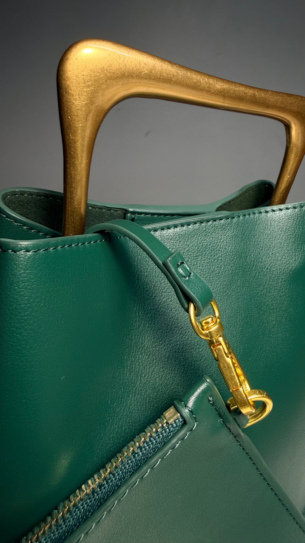 Sac seau en Cuir vert - Anse rigide dorée