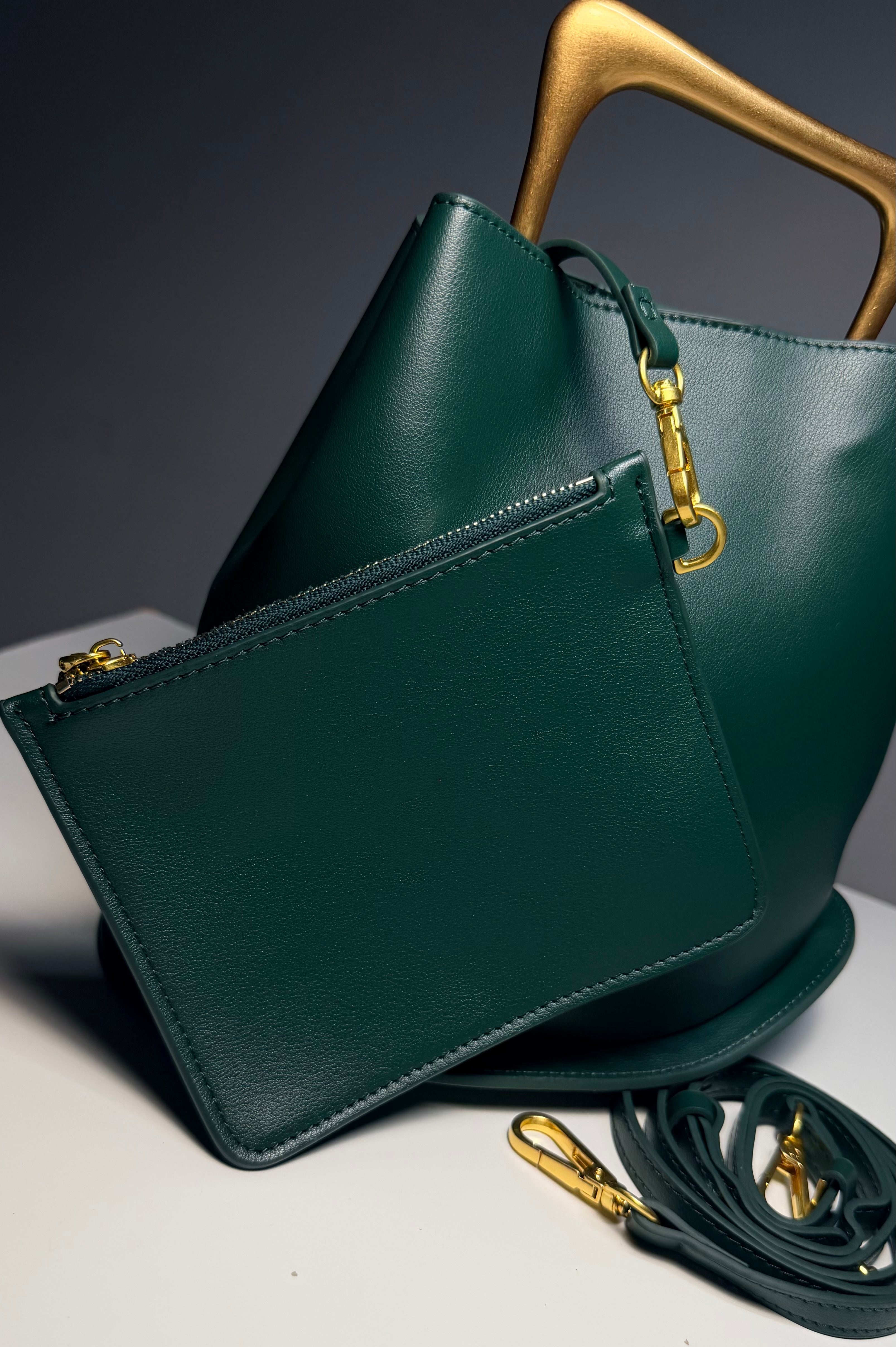 Sac seau en Cuir vert - Anse rigide dorée