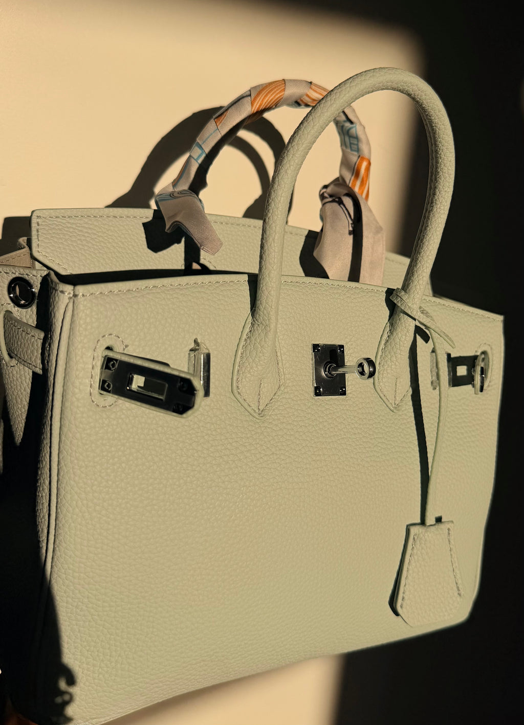 Sac MILKY effet grainé avec foulard | Chic & élégant